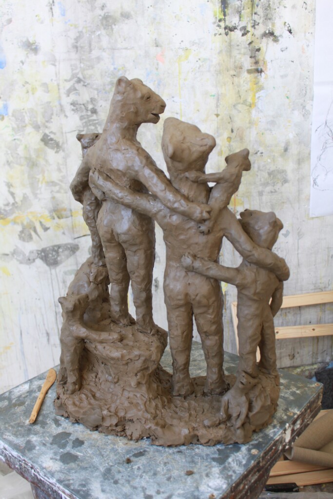 figuren fotograferet i fugtig ler, blev aldrig støbt i sin helhed men blev delt til to skulpturer